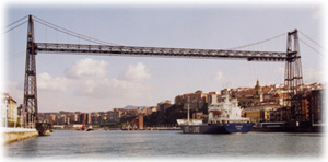 barco pasando por el Puente Colgante