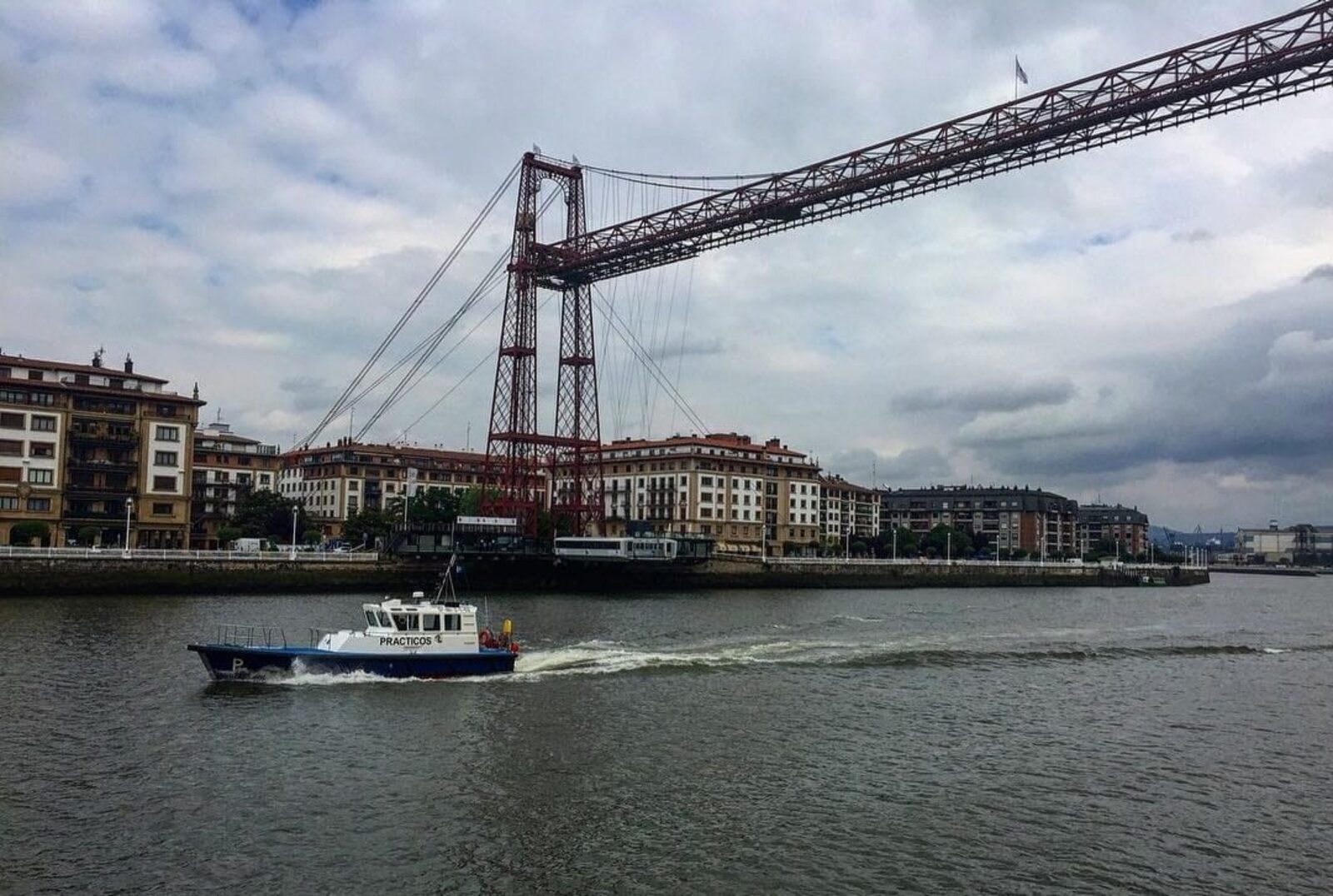 Lancha de practicaje frente al Puente Bizkaia